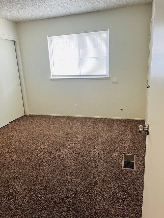 Building Photo - A2885D