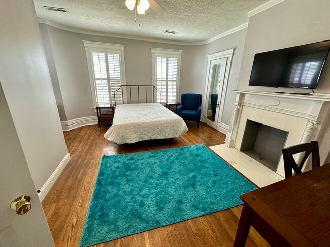 Building Photo - 1439 6th Avenue