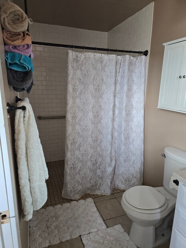 Building Photo - 1004 W Yucca Ave