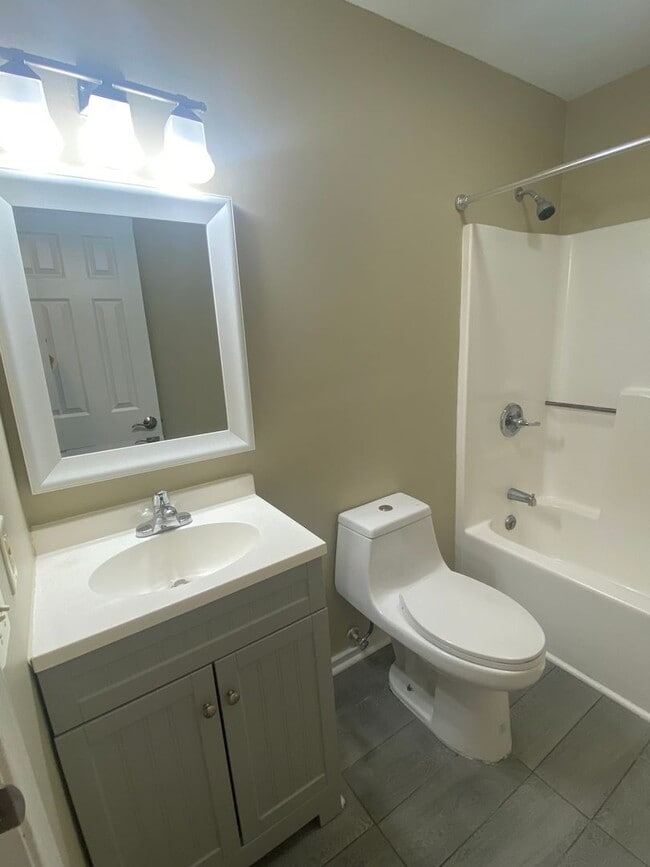 Building Photo - Spacious 4 bedroom, 2 bath Townhome