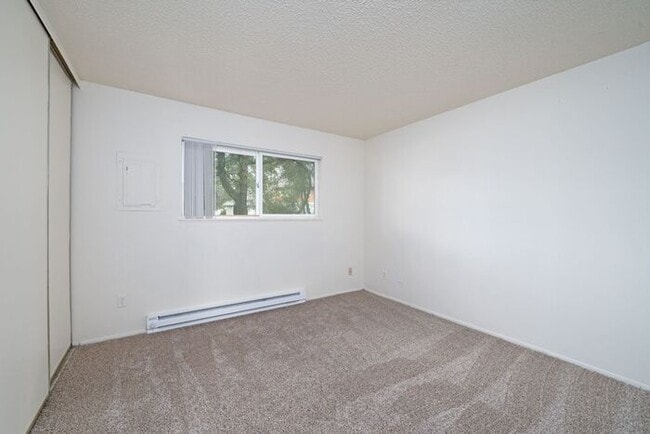 Building Photo - 3 bedroom home. FIRST MONTH FREE & A 55in FLAT SCREEN TV!