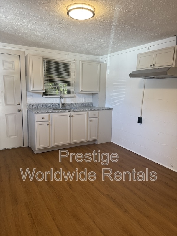 Building Photo - 104 Moore St