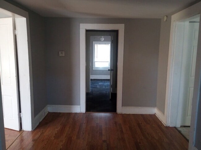 Building Photo - 18 Courtney St