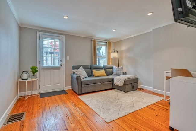 Building Photo - 907 S Bouldin St
