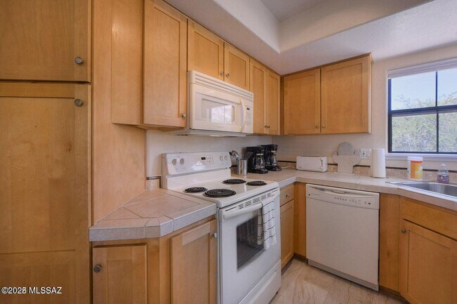 Building Photo - 6651 N Campbell Ave