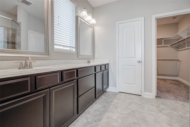 Building Photo - 12816 Oak Fls Dr