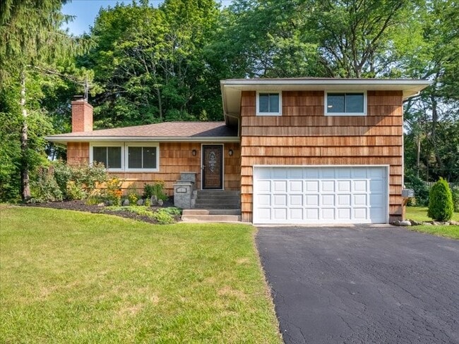 Primary Photo - 7 Courtenay Cir