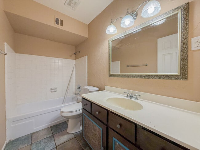 Building Photo - 2812 S Cottonwood Dr