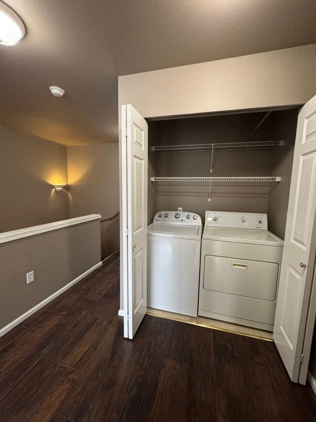 Building Photo - Gated 2 beds 2.5 baths townhome in Ashburn...