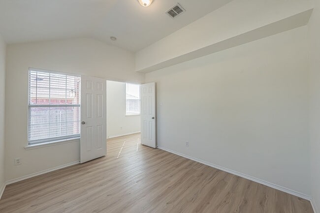 Building Photo - 3 Bedroom 2 Bath Home