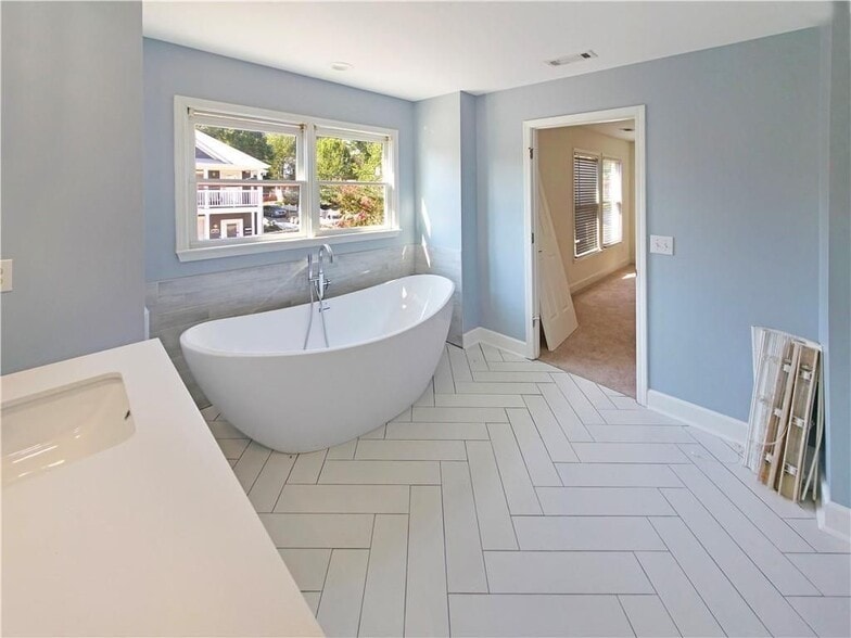 Building Photo - 136 Crumley St SE