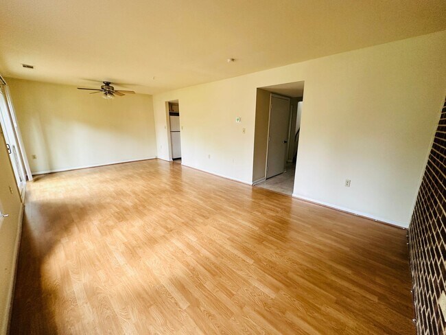 Building Photo - 3 Bedroom 2.5 Bath Townhouse