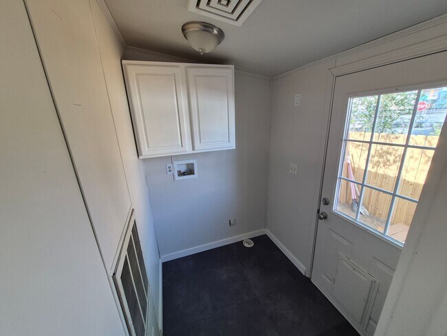 Building Photo - 341-343 NW Hemlock Ct