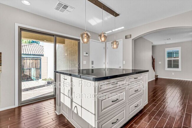 Building Photo - 2544 E Vermont Dr