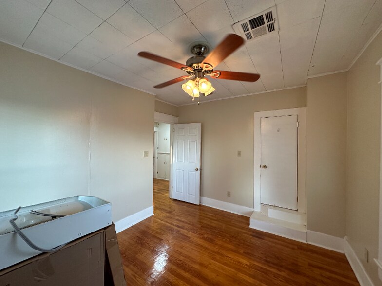 Building Photo - 201-203 W Acres St