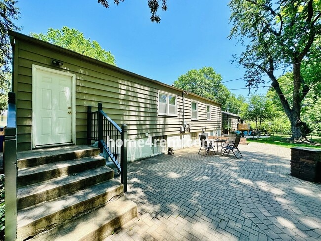 Building Photo - Beautiful Hardwoods w Fenced-in Yard!