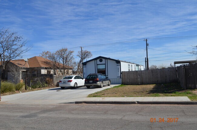 Building Photo - 805 S Weatherford St