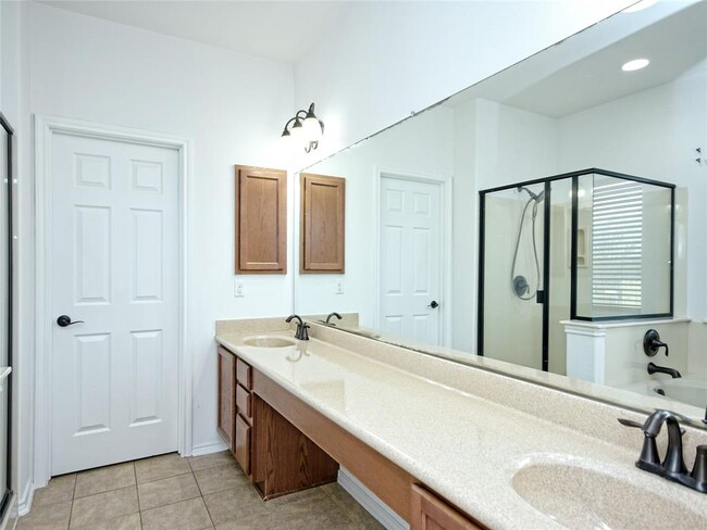 Building Photo - 501 Willow Walk Dr