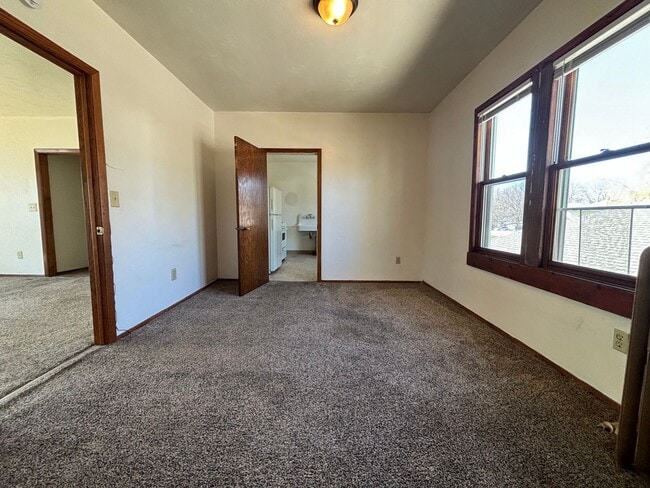 Building Photo - 828 S Maple Ave