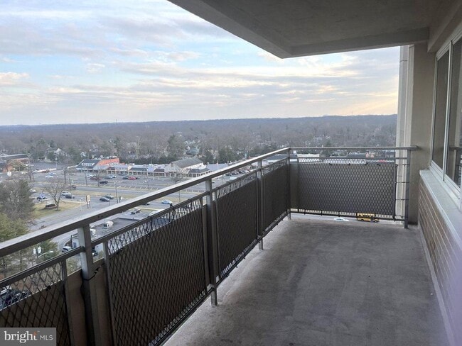 Building Photo - 1407 Barclay Towers