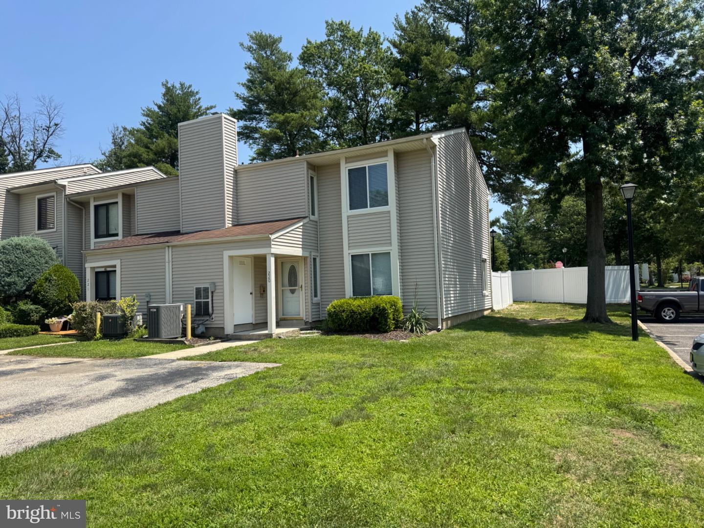 Building Photo - 220 Deerpark Ct