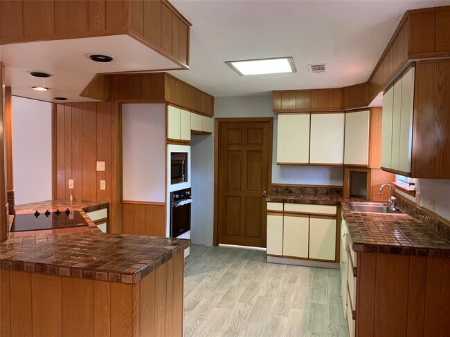 Building Photo - 11602 Roos Rd