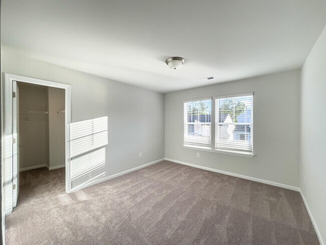 Building Photo - 107 Glen Forest Dr