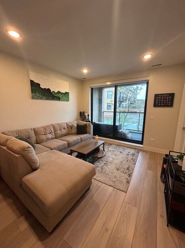 Building Photo - 1646 W Belmont Ave