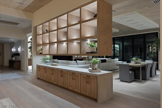 Building Photo - 2401 Driftwood Dr