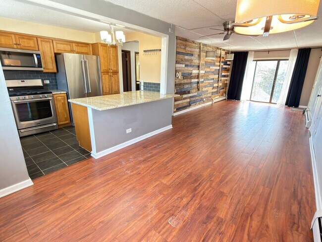 Building Photo - Spacious 2 bedroom, 1 bathroom condo apartment on third floor