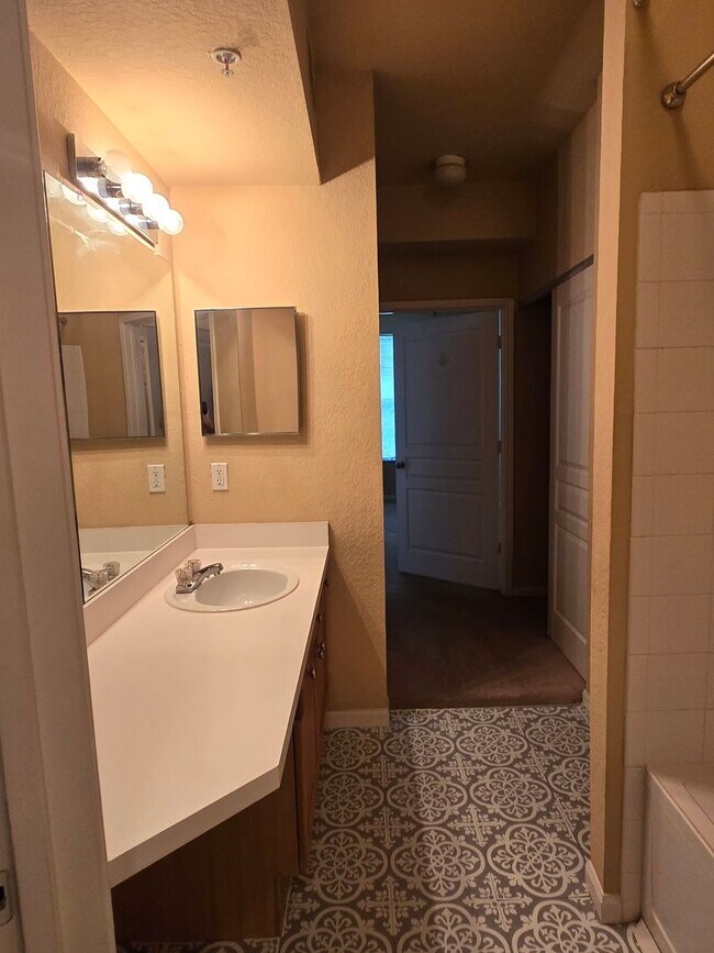 Building Photo - Oxford Place! New Tampa Condo