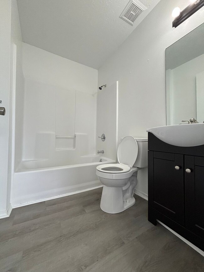 Building Photo - Remodeled 2 bedroom 2 full bathroom availa...