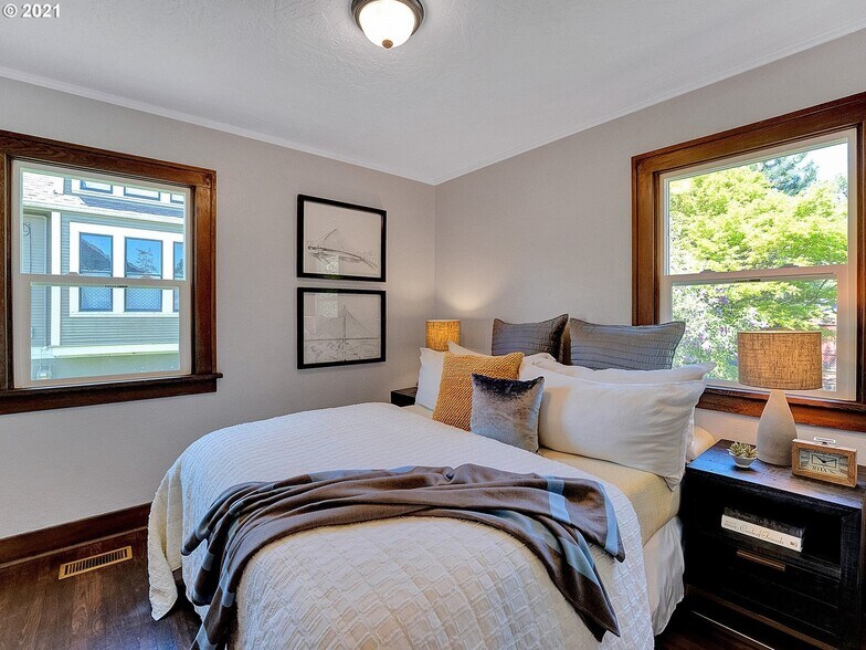 Second Bedroom - 2015 SE Sherrett St