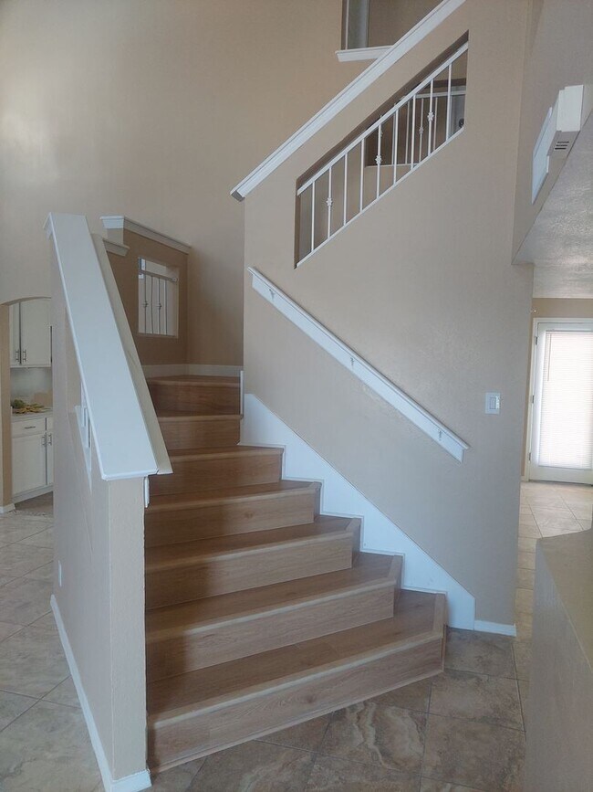 Building Photo - 4 BEDROOM 3 BATHROOM HOME! fully remodeled...