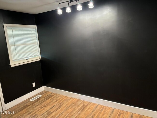 Building Photo - 2703 W Walnut St