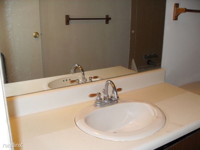 Building Photo - 2 br, 1.5 bath Townhome - 4855 Moreland Drive