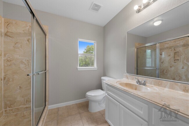 Building Photo - Duplex For Lease