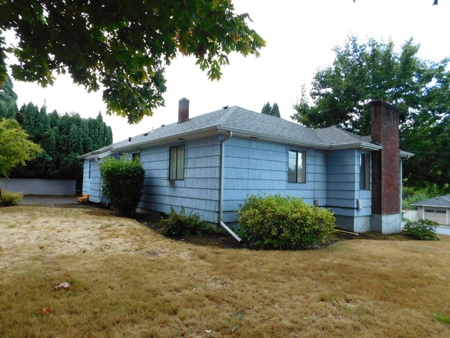 Building Photo - 4Bd/1.5Ba Two Story Home - Available to View!