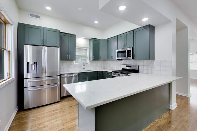 Building Photo - 3308 N Racine Ave