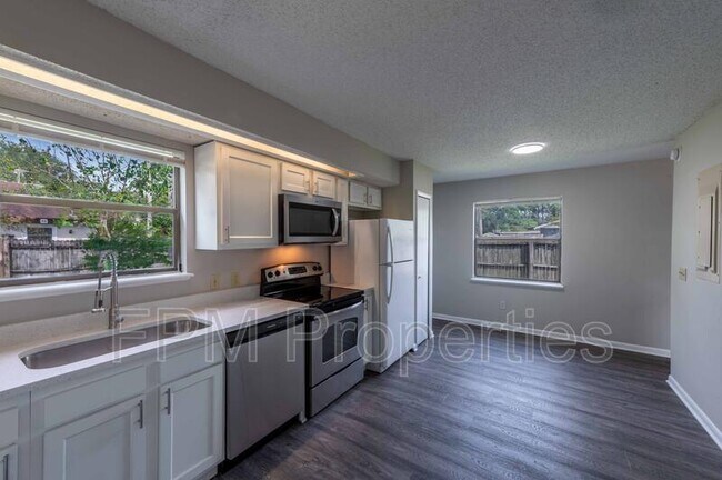 Building Photo - 890 Hibiscus St