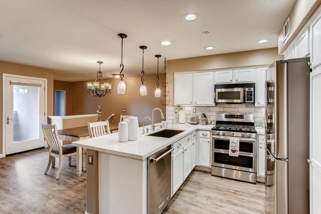 Building Photo - Furnished large and modern condo