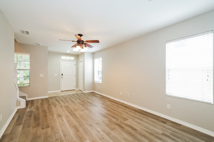 Building Photo - 16014 Loneoak View Dr