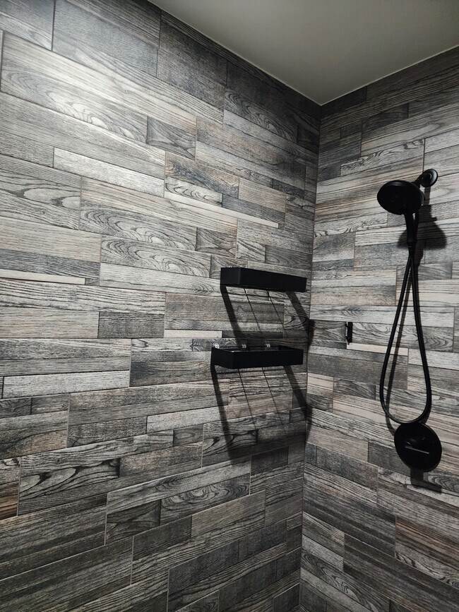 Large shower - 16271 E 82nd St N