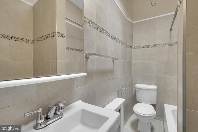 Building Photo - 443 Emily St