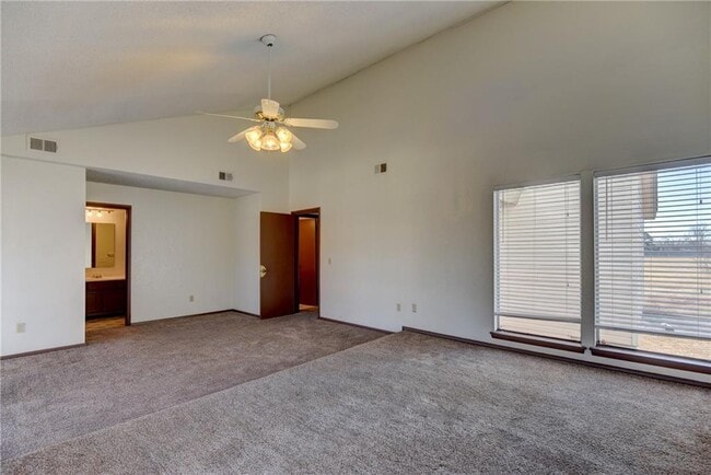 Building Photo - 3 Bedroom/2Bath/2Car Duplex- 2 Car Garage-1.5 from Chilsholm Creek