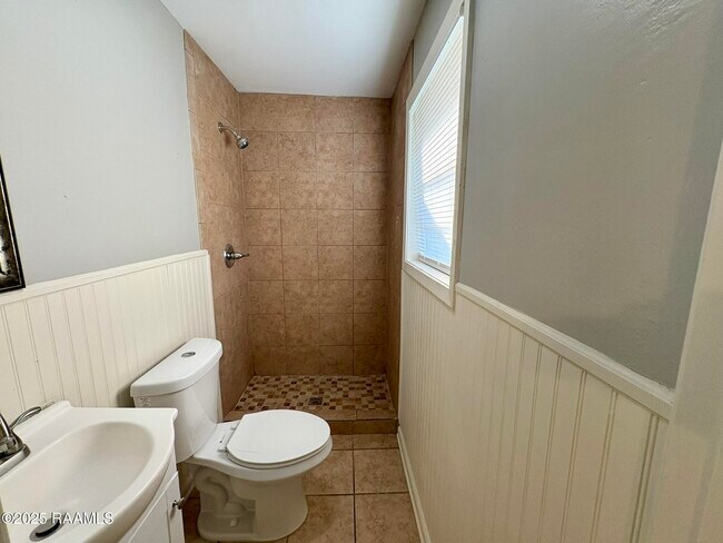 Building Photo - 118 Avondale Dr