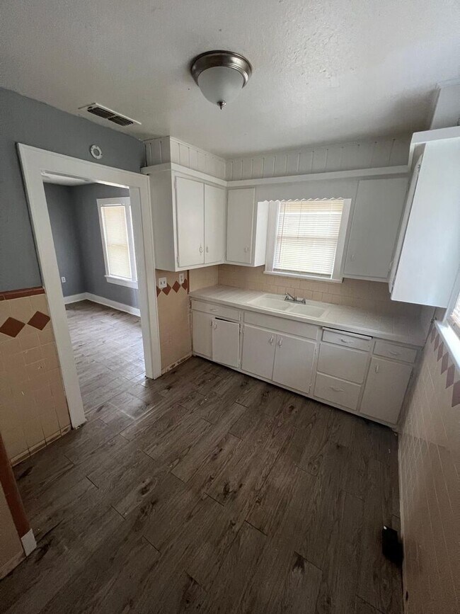 Building Photo - $0 First Month's Rent / $0 Deposit at Move-in