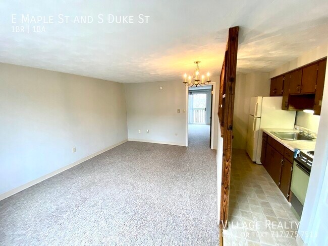 Building Photo - 461 E Maple St