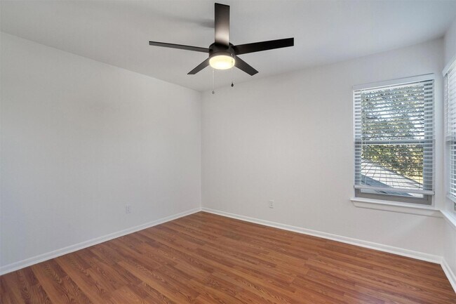 Building Photo - 6909 Woodhue Dr