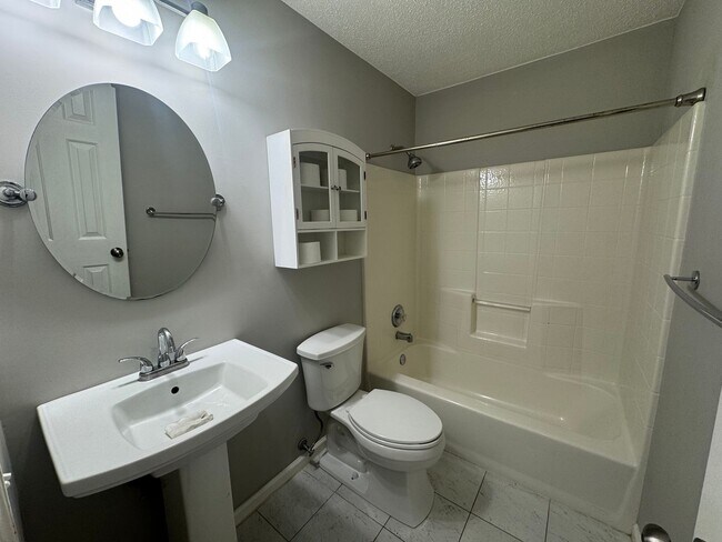 Building Photo - Condo Living in Newport News